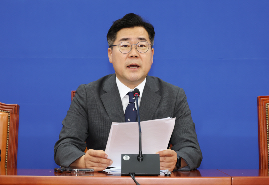 박찬대 더불어민주당 당대표 직무대행 겸 원내대표가 6일 오전 국회에서 열린 원내대책회의에서 발언하고 있다. [연합뉴스 제공]